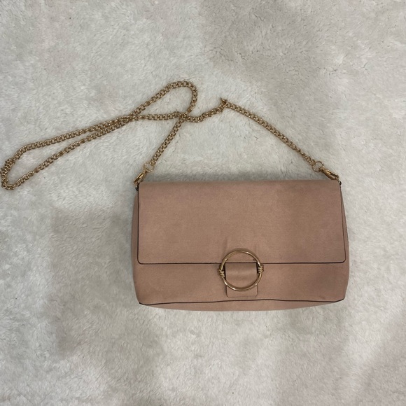 Blush coloured suede crossbody bag with gold toned hardware and chain - Picture 2 of 6